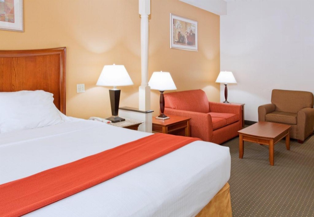 Holiday Inn Express Fayetteville Image 10