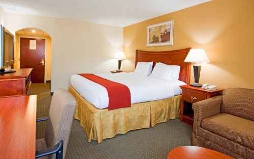 Holiday Inn Express Fayetteville image 16