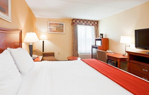 Holiday Inn Express Fayetteville image 28